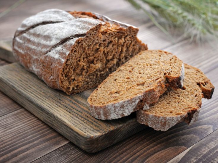 sliced,rye,bread,on,cutting,board,closeup