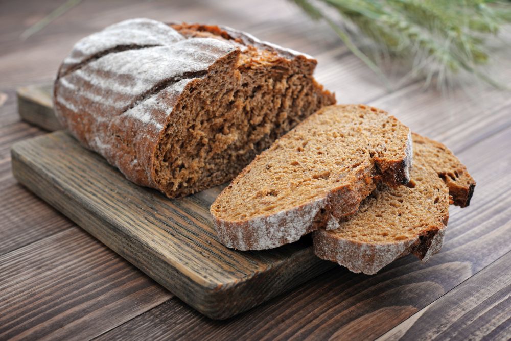 sliced,rye,bread,on,cutting,board,closeup