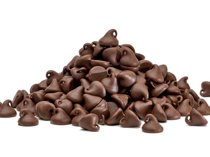 chocolate,chips,morsels,or,drops,pile,or,heap,isolated,on