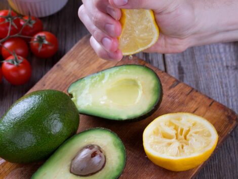 man,hand,squeezing,lemon,on,avocado.