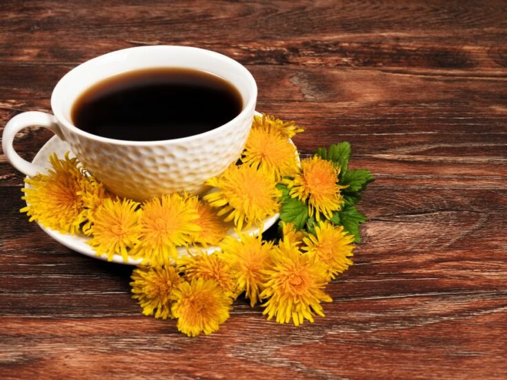 coffee,mug,with,flowers,on,wooden,background