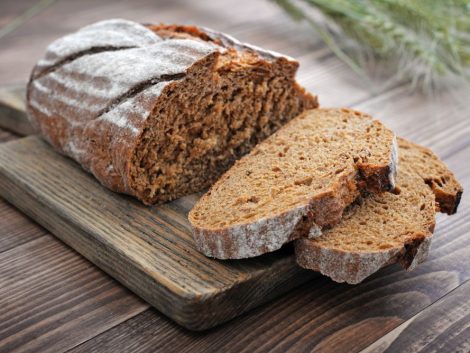 sliced,rye,bread,on,cutting,board,closeup