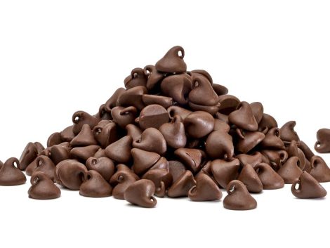 chocolate,chips,morsels,or,drops,pile,or,heap,isolated,on